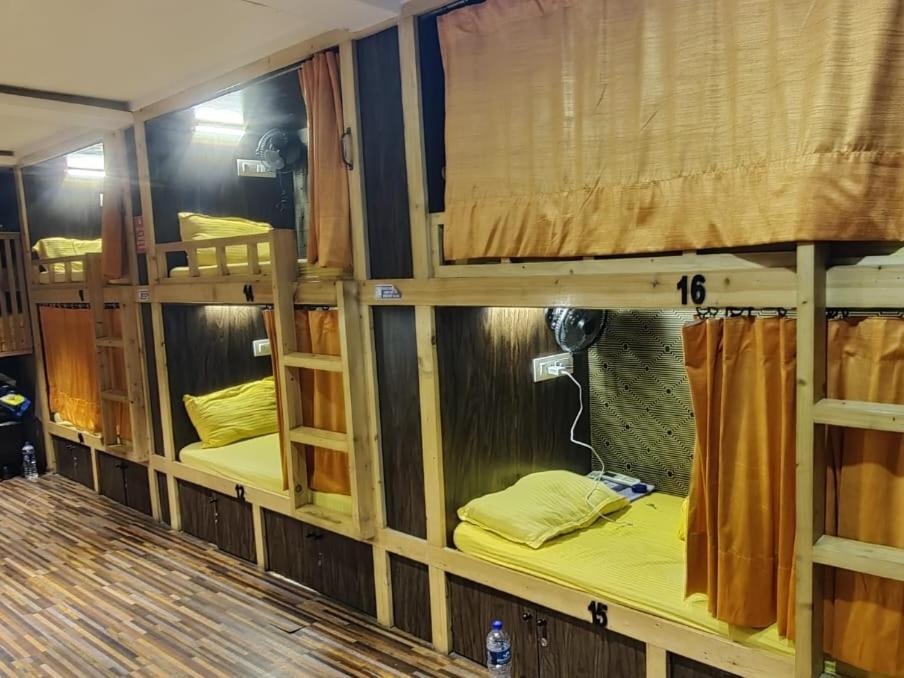 Sinhassan Dormitory Hostel Juhu مومباي المظهر الخارجي الصورة